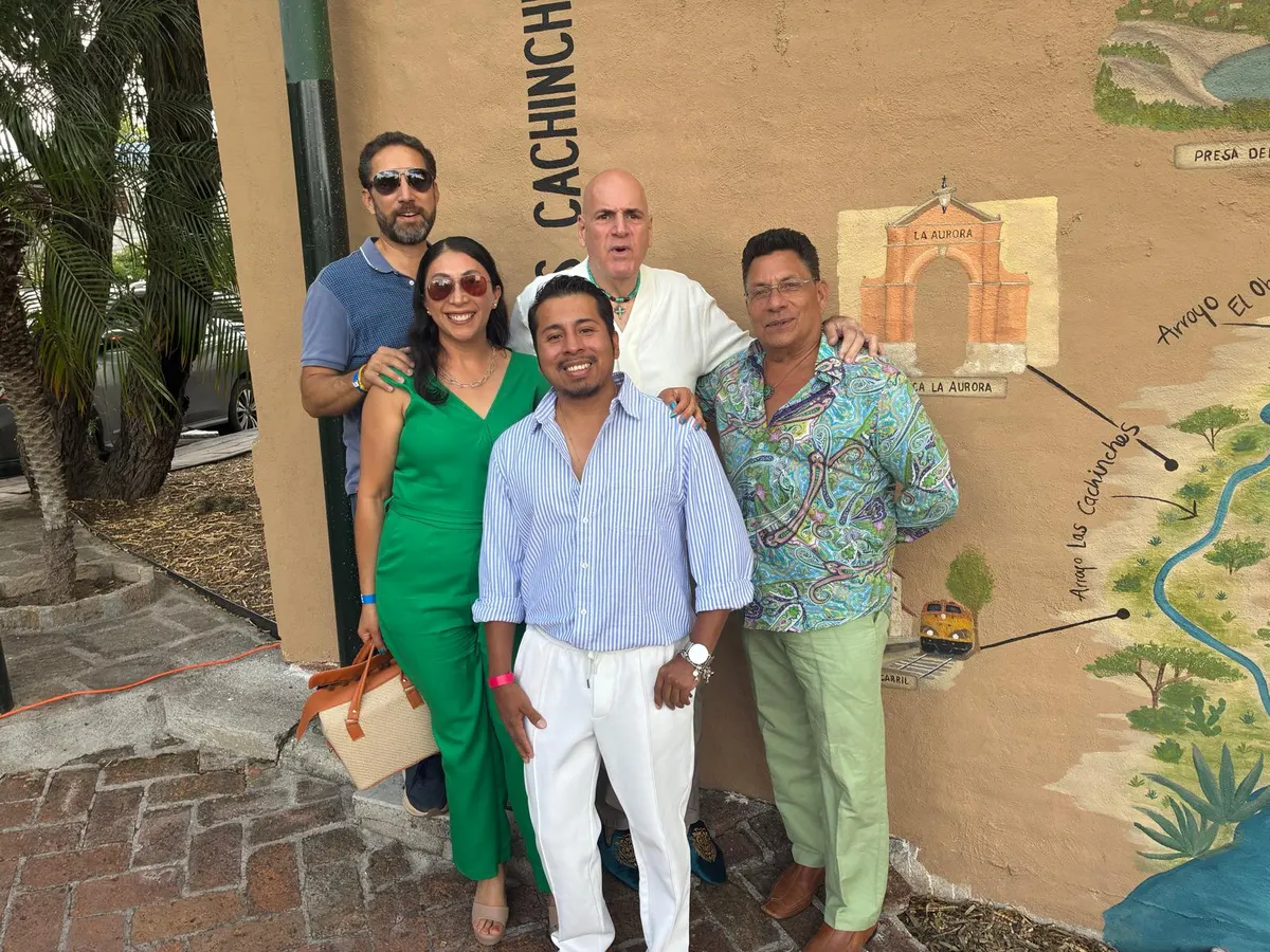 Architect Gustavo Jiménez and the SMA Home Services team at the Las Cachinches mural corridor